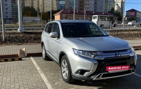 Mitsubishi Outlander III рестайлинг 3, 2019 год, 2 460 000 рублей, 2 фотография