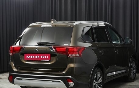 Mitsubishi Outlander III рестайлинг 3, 2020 год, 2 677 000 рублей, 4 фотография