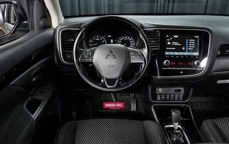 Mitsubishi Outlander III рестайлинг 3, 2020 год, 2 677 000 рублей, 15 фотография