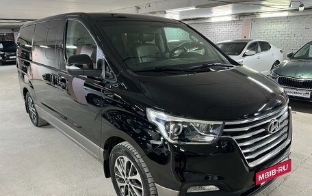 Hyundai Grand Starex Grand Starex I рестайлинг 2, 2019 год, 3 350 000 рублей, 3 фотография