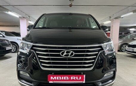 Hyundai Grand Starex Grand Starex I рестайлинг 2, 2019 год, 3 350 000 рублей, 2 фотография