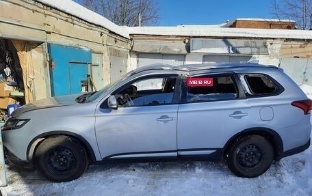 Mitsubishi Outlander III рестайлинг 3, 2018 год, 820 000 рублей, 4 фотография