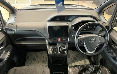 Toyota Voxy III, 2016 год, 2 299 000 рублей, 16 фотография