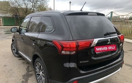 Mitsubishi Outlander III рестайлинг 3, 2015 год, 2 200 000 рублей, 10 фотография