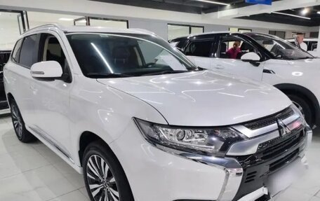 Mitsubishi Outlander III рестайлинг 3, 2021 год, 2 074 000 рублей, 3 фотография