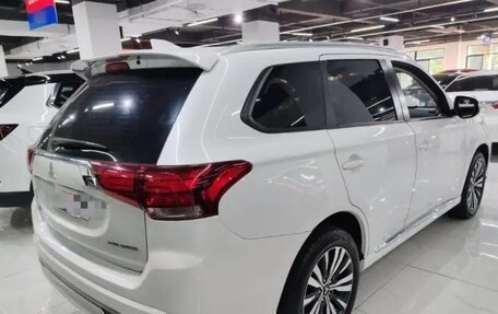 Mitsubishi Outlander III рестайлинг 3, 2021 год, 2 074 000 рублей, 6 фотография