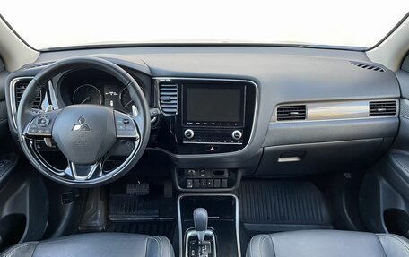 Mitsubishi Outlander III рестайлинг 3, 2021 год, 3 269 000 рублей, 12 фотография