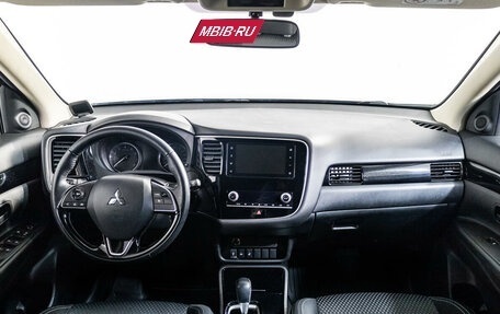 Mitsubishi Outlander III рестайлинг 3, 2021 год, 2 169 000 рублей, 13 фотография