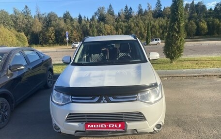 Mitsubishi Outlander III рестайлинг 3, 2013 год, 1 400 000 рублей, 2 фотография