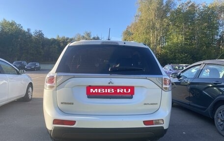 Mitsubishi Outlander III рестайлинг 3, 2013 год, 1 400 000 рублей, 4 фотография