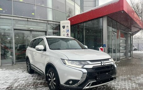 Mitsubishi Outlander III рестайлинг 3, 2019 год, 2 490 000 рублей, 1 фотография