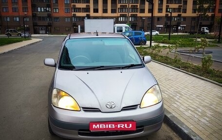 Toyota Prius IV XW50, 1998 год, 230 000 рублей, 2 фотография