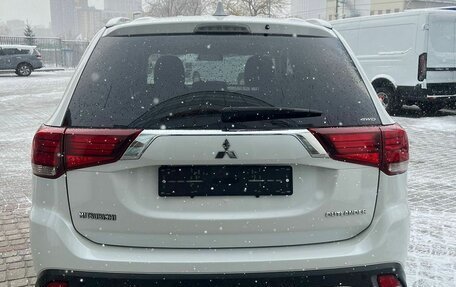 Mitsubishi Outlander III рестайлинг 3, 2019 год, 2 490 000 рублей, 6 фотография