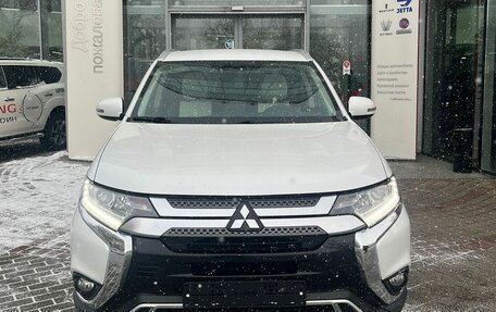 Mitsubishi Outlander III рестайлинг 3, 2019 год, 2 490 000 рублей, 2 фотография