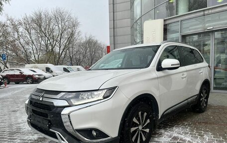 Mitsubishi Outlander III рестайлинг 3, 2019 год, 2 490 000 рублей, 3 фотография