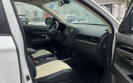 Mitsubishi Outlander III рестайлинг 3, 2019 год, 2 490 000 рублей, 15 фотография