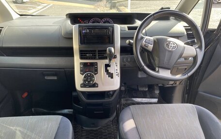 Toyota Voxy II, 2010 год, 599 777 рублей, 3 фотография