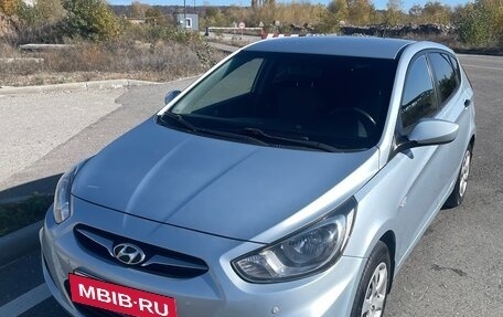 Hyundai Solaris II рестайлинг, 2011 год, 870 000 рублей, 2 фотография