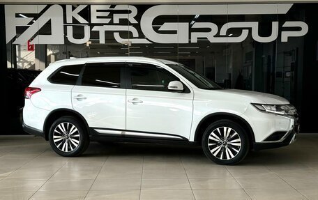 Mitsubishi Outlander III рестайлинг 3, 2019 год, 2 600 000 рублей, 2 фотография