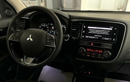 Mitsubishi Outlander III рестайлинг 3, 2019 год, 2 600 000 рублей, 30 фотография