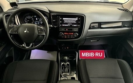 Mitsubishi Outlander III рестайлинг 3, 2019 год, 2 600 000 рублей, 29 фотография