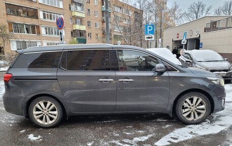 KIA Carnival III, 2017 год, 2 600 000 рублей, 3 фотография