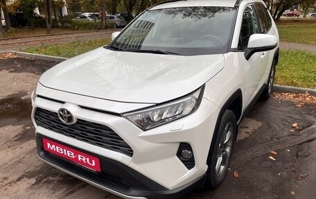 Toyota RAV4, 2020 год, 3 300 000 рублей, 2 фотография