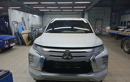 Mitsubishi Pajero Sport III рестайлинг, 2020 год, 3 500 000 рублей, 2 фотография