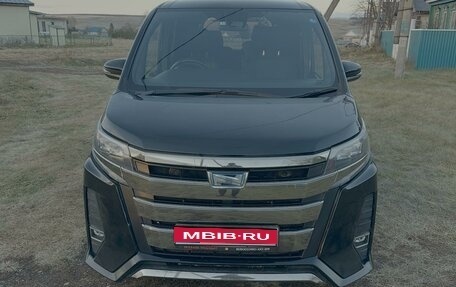 Toyota Noah III, 2018 год, 2 500 000 рублей, 1 фотография