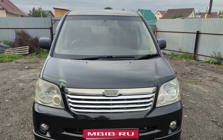 Toyota Noah III, 2003 год, 923 000 рублей, 3 фотография