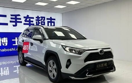 Toyota RAV4, 2021 год, 2 360 000 рублей, 3 фотография