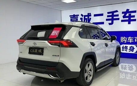 Toyota RAV4, 2021 год, 2 360 000 рублей, 4 фотография