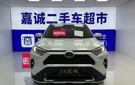 Toyota RAV4, 2021 год, 2 360 000 рублей, 2 фотография