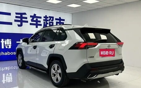 Toyota RAV4, 2021 год, 2 360 000 рублей, 6 фотография