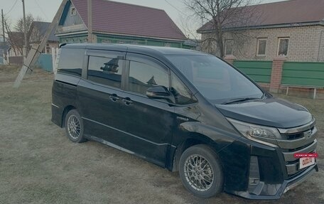 Toyota Noah III, 2018 год, 2 500 000 рублей, 4 фотография