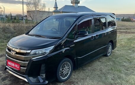 Toyota Noah III, 2018 год, 2 500 000 рублей, 3 фотография