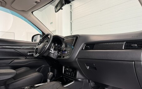 Mitsubishi Outlander III рестайлинг 3, 2018 год, 2 750 000 рублей, 16 фотография