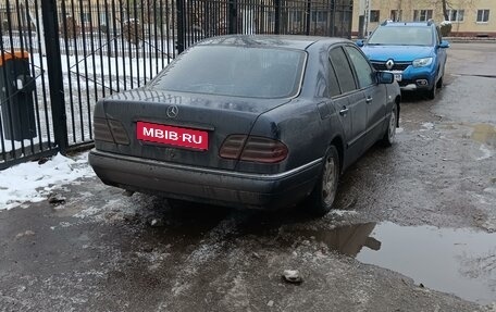 Mercedes-Benz E-Класс, 1998 год, 600 000 рублей, 4 фотография