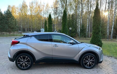 Toyota C-HR I рестайлинг, 2017 год, 2 850 000 рублей, 5 фотография