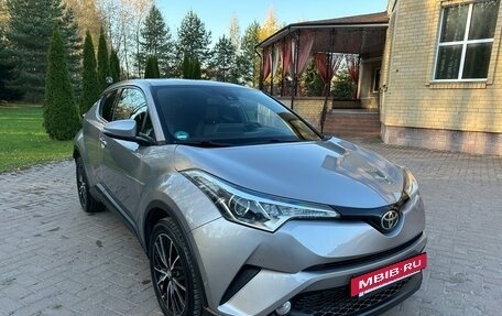 Toyota C-HR I рестайлинг, 2017 год, 2 850 000 рублей, 2 фотография