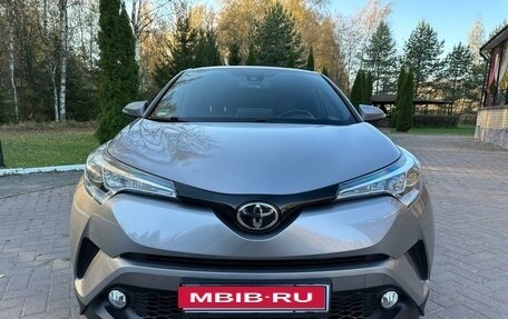 Toyota C-HR I рестайлинг, 2017 год, 2 850 000 рублей, 7 фотография