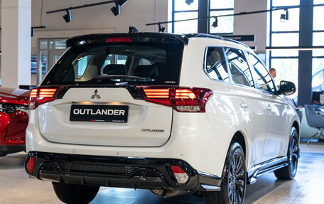 Mitsubishi Outlander III рестайлинг 3, 2022 год, 4 450 000 рублей, 6 фотография