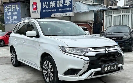 Mitsubishi Outlander III рестайлинг 3, 2021 год, 1 960 000 рублей, 2 фотография