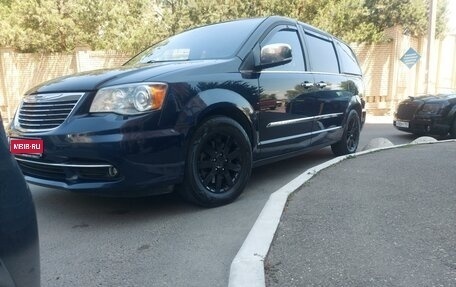 Chrysler Voyager IV, 2012 год, 2 000 000 рублей, 1 фотография