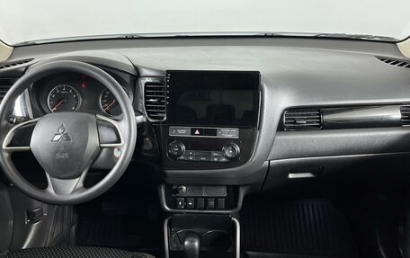 Mitsubishi Outlander III рестайлинг 3, 2019 год, 2 045 000 рублей, 14 фотография