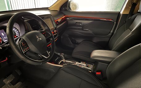 Mitsubishi Outlander III рестайлинг 3, 2020 год, 2 650 000 рублей, 7 фотография