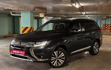 Mitsubishi Outlander III рестайлинг 3, 2020 год, 2 650 000 рублей, 2 фотография