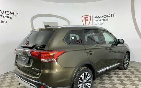 Mitsubishi Outlander III рестайлинг 3, 2019 год, 2 300 000 рублей, 6 фотография