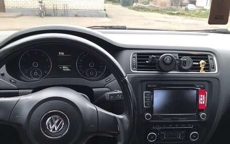 Volkswagen Jetta VI, 2011 год, 999 999 рублей, 16 фотография