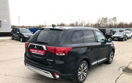 Mitsubishi Outlander III рестайлинг 3, 2018 год, 1 884 000 рублей, 2 фотография